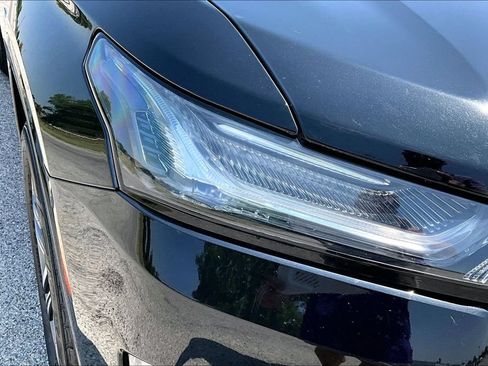 Used 2023 Chevrolet Traverse High Country FWD image 28