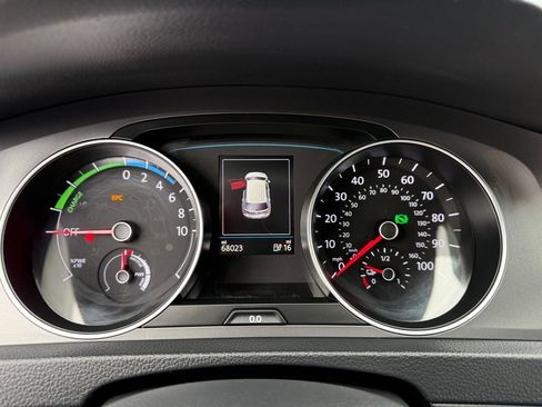 Used 2016 Volkswagen e-Golf SE image 29