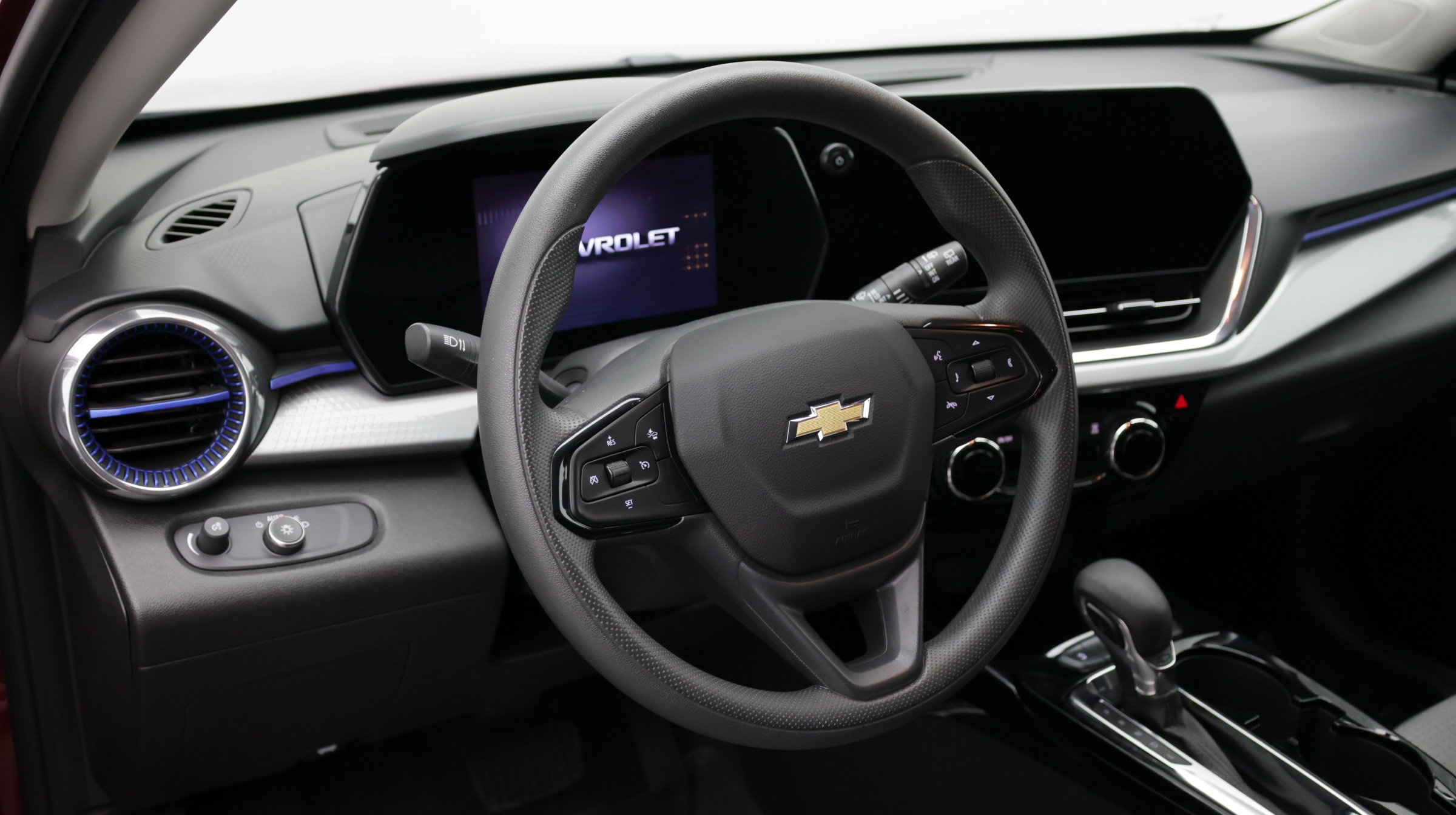Used 2025 Chevrolet Trax LT FWD image 8