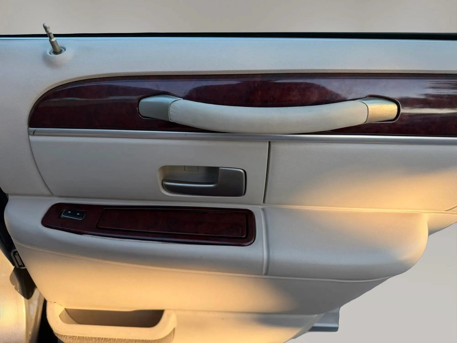 Used 2003 Lincoln Town Car Executive RWD image 35