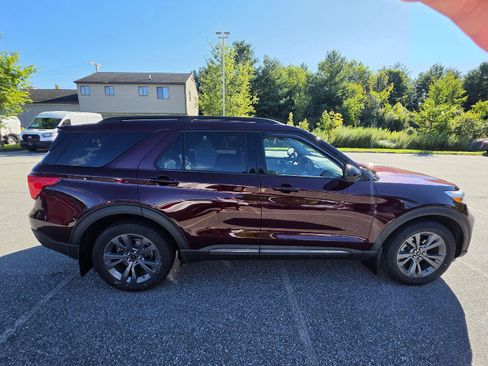 Used 2022 Ford Explorer XLT w/ Equipment Group 202A AWD/4WD image 2