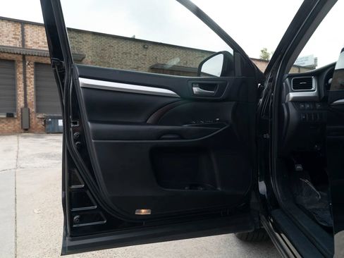 Used 2017 Toyota Highlander XLE w/ Carpet Mat Package image 28