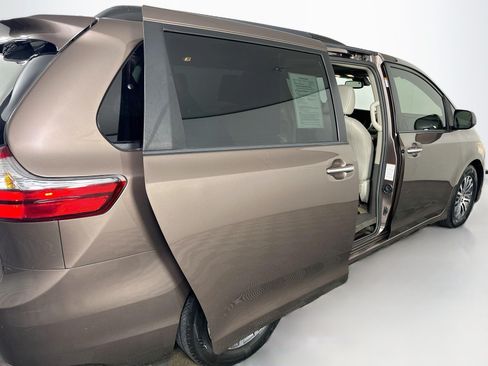 Used 2018 Toyota Sienna XLE FWD image 33