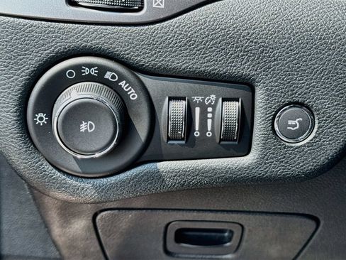 Used 2019 Jeep Cherokee Latitude Plus w/ Comfort/Convenience Group AWD/4WD image 6
