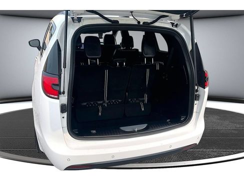 Certified 2025 Chrysler Pacifica Limited FWD image 40