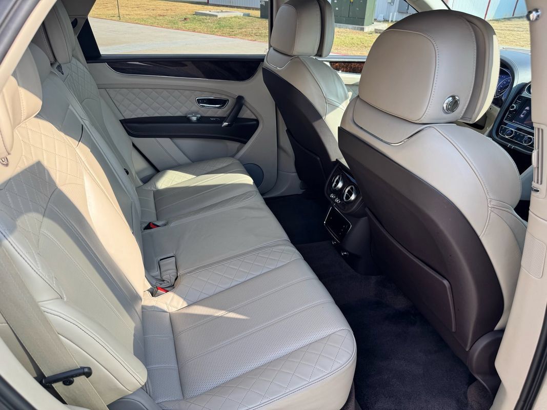 Used 2018 Bentley Bentayga AWD/4WD image 37