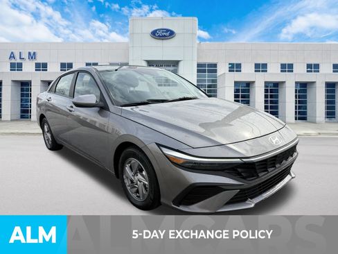 Used 2025 Hyundai Elantra SE image 3