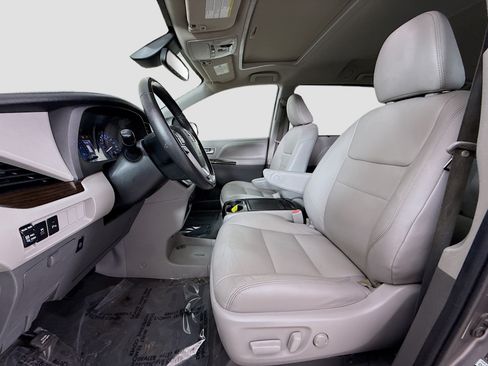 Used 2020 Toyota Sienna XLE w/ XLE Navigation Package AWD/4WD image 22