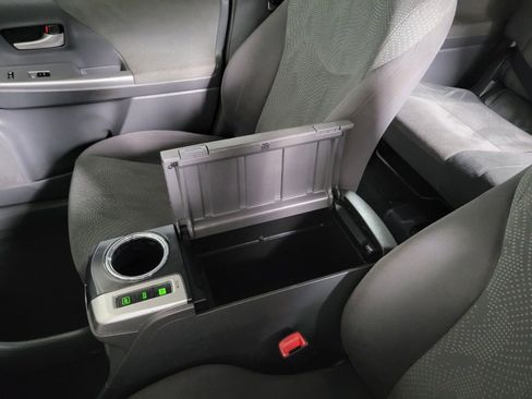 Used 2014 Toyota Prius V Three image 31