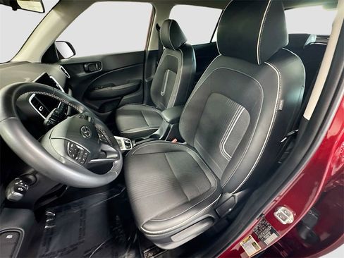 Used 2024 Hyundai Venue Limited image 20