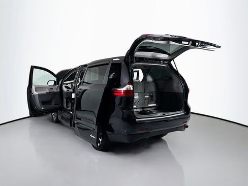 Used 2018 Toyota Sienna Limited FWD image 25