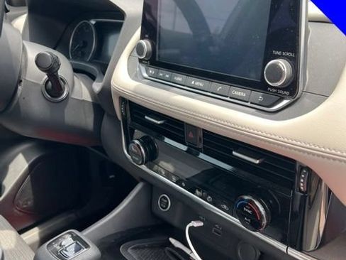 Used 2021 Nissan Rogue SV FWD image 8