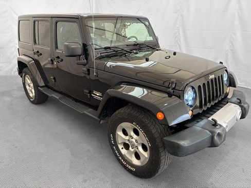 Used 2015 Jeep Wrangler Unlimited Sahara w/ Connectivity Group AWD/4WD image 8