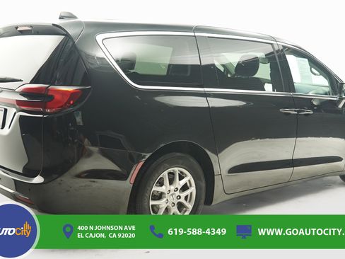 Used 2023 Chrysler Pacifica Touring-L FWD image 10