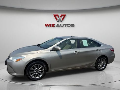 Used 2015 Toyota Camry XLE w/ Moonroof Package FWD image 2