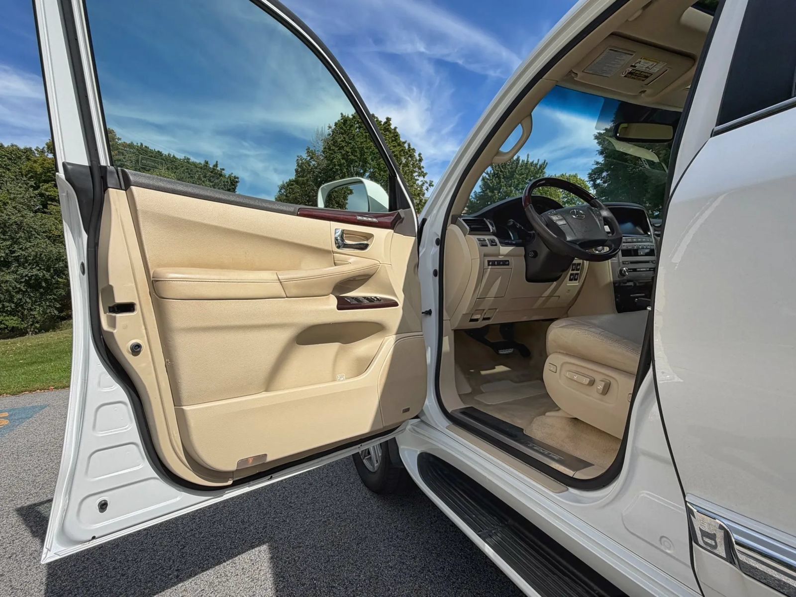 Used 2013 Lexus LX 570 4WD w/ Luxury Pkg image 80