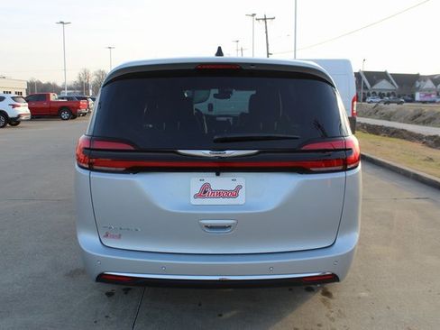 New 2026 Chrysler Pacifica Select image 4