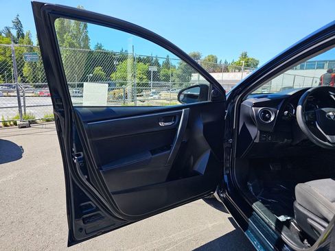 Used 2017 Toyota Corolla LE FWD image 17