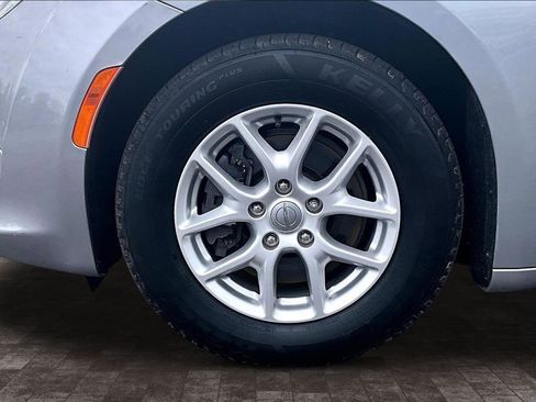 Used 2020 Chrysler Pacifica Touring-L FWD image 35