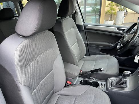 Used 2016 Volkswagen Golf S image 21