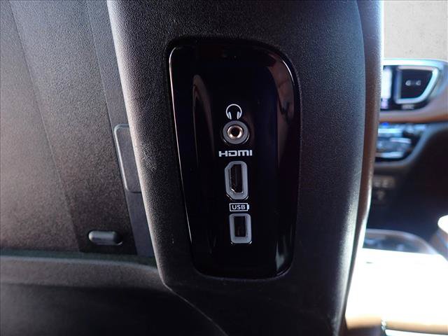 Used 2020 Chrysler Pacifica Limited w/ Advanced Safetytec Group FWD image 12