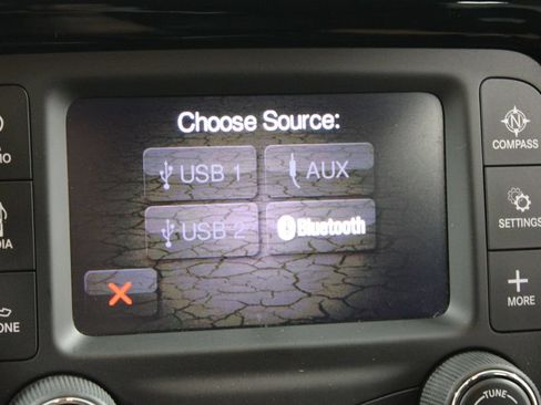 Used 2018 Jeep Compass Latitude FWD image 43