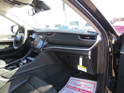 Used 2023 Jeep Grand Cherokee Limited image 34