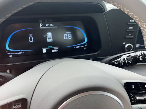 Certified 2025 Hyundai Elantra Sport image 10