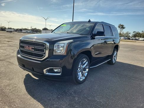 Used 2017 GMC Yukon SLT image 2
