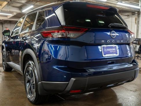 Used 2025 Nissan Rogue SV w/ SV Premium Package image 8