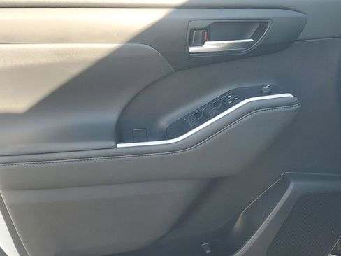 Used 2021 Toyota Highlander XLE image 42