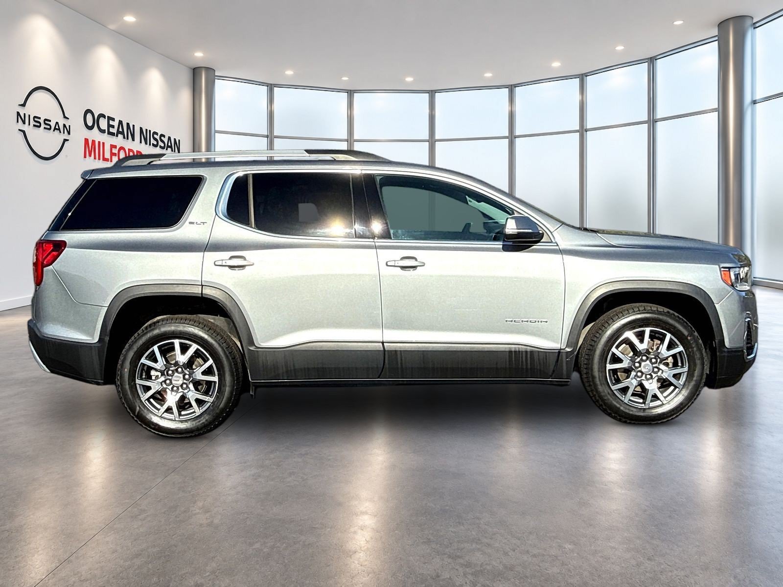 Used 2023 GMC Acadia SLT w/ Preferred Package AWD/4WD image 4