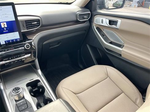 Used 2023 Ford Explorer Limited w/ Limited Technology Package image 16