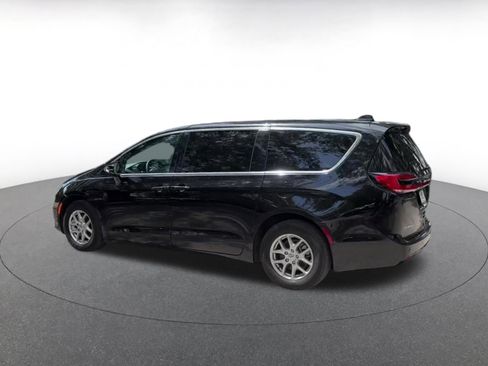 Used 2025 Chrysler Pacifica Select FWD image 10