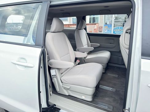 Used 2019 Kia Sedona L FWD image 45