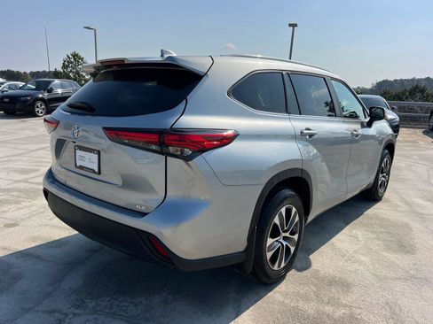 Used 2023 Toyota Highlander XLE FWD image 5