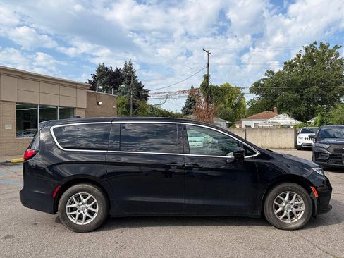 Used 2025 Chrysler Pacifica Select FWD image 4