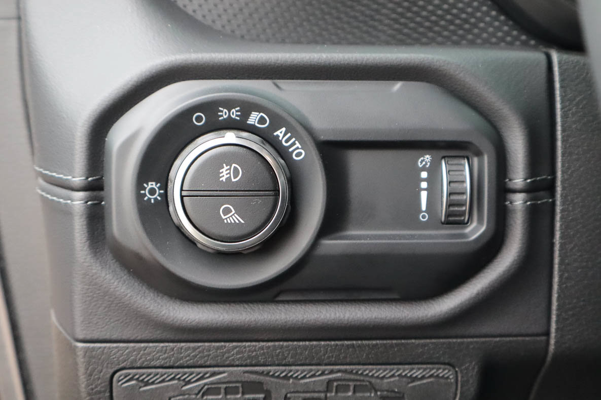 Used 2025 Jeep Gladiator Mojave w/ Convenience Group AWD/4WD image 18