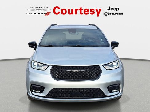 Certified 2024 Chrysler Pacifica Limited w/ S Appearance Package image 7