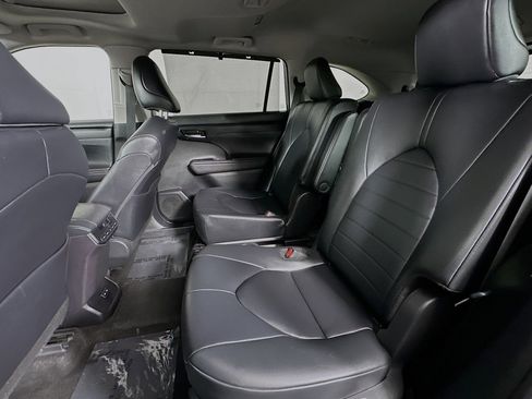 Used 2024 Toyota Highlander XLE image 9