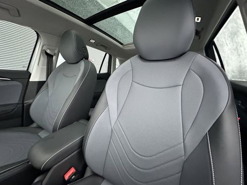 Certified 2025 Volkswagen Tiguan SE image 26