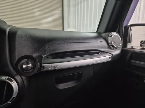 Used 2015 Jeep Wrangler Unlimited Sahara w/ Connectivity Group image 33