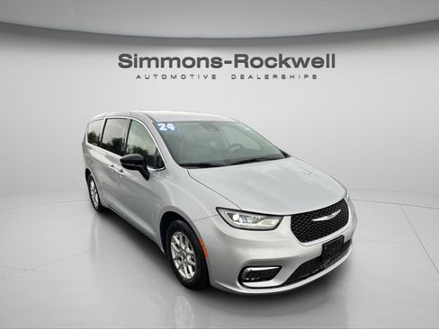 Used 2024 Chrysler Pacifica Touring-L FWD image 7