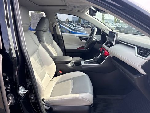 Used 2021 Toyota RAV4 XLE Premium AWD/4WD image 9