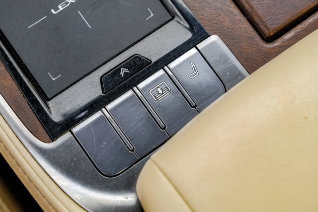 Used 2018 Lexus LS 500 w/ Accessory Package (Z1) RWD image 32