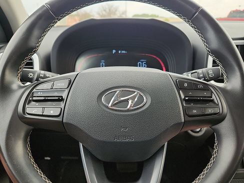 Used 2025 Hyundai Venue Limited FWD image 12