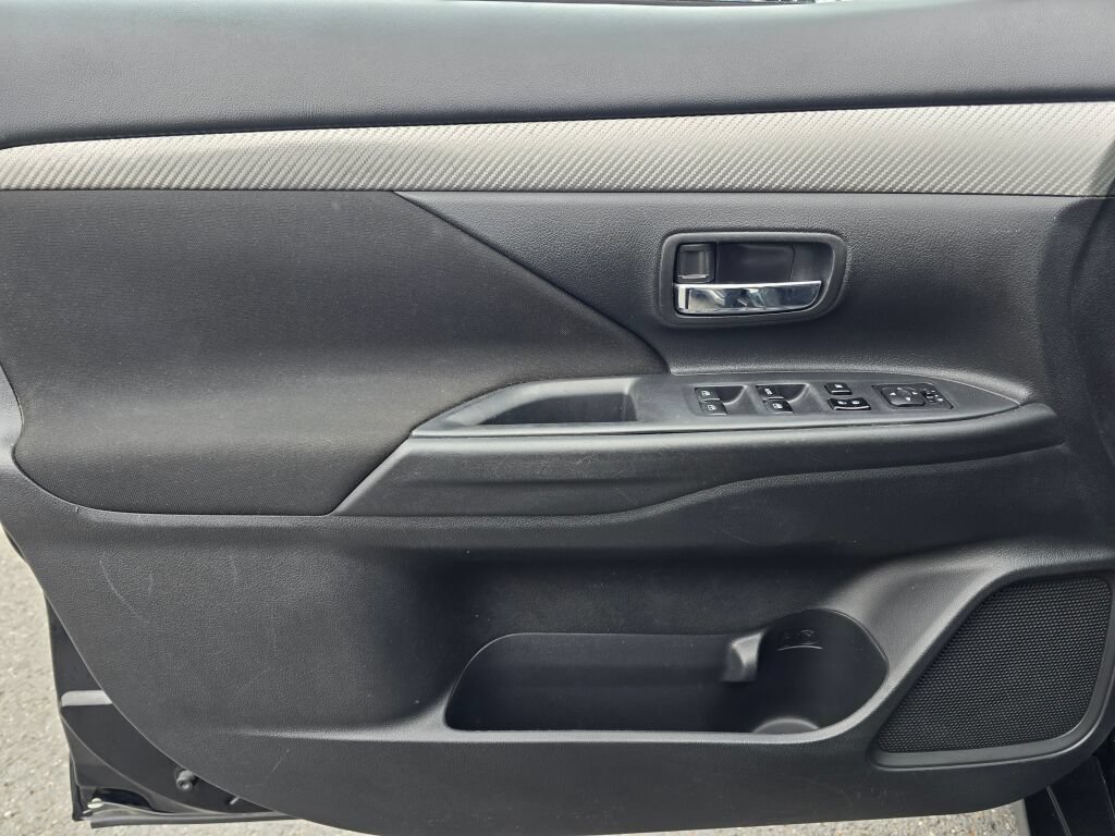 Used 2018 Mitsubishi Outlander ES FWD image 19