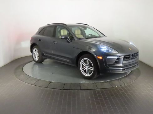 Certified 2024 Porsche Macan AWD/4WD image 9