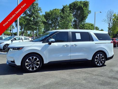 Used 2024 Kia Carnival EX FWD image 4