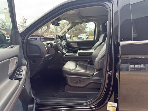 Used 2025 Ford Expedition Active image 13